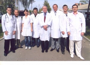 На консультативном приёме совместной бригадой врачей в Веселовском районе (крайние справа Игорь Олегович Пакус и сыновья - Дмитрий Игоревич и Олег Игоревич)