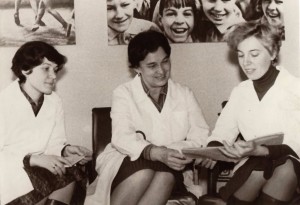 Назаренко Галина Григорьевна (в центре) со студентками