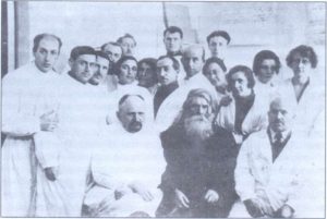 Приезд академика В.М. Бехтерева (в первом ряду в центре) в 1925 году в Ростовскую клинику на открытие нейрохирургической операционной. По левую руку от В.М. Бехтерева – П.И. Эмдин