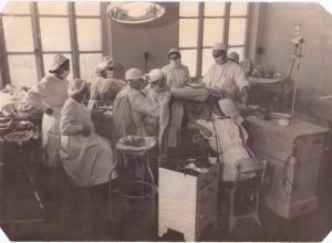 Оперирует профессор В.А. Никольский 1969 год.