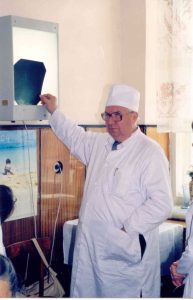 Э.С. Темиров при осмотре больной оценивает ангиографическое исследование