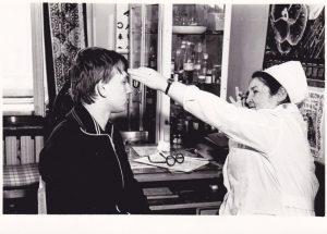 Нейроофтальмолог Г.Я. Бубнова исследует глазное дно