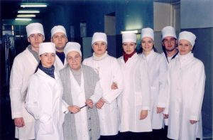 Ассистент, доктор медицинских наук, М.И. Кравченко с группой студентов