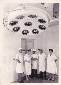 После реконструкции операционной справа налево: нейрохирург В.А. Чумаченко, заведующий отделением С.М. Бабиян, нейрохирург В.А. Балязин, доцент Ц.Е. Кларнет, анестезиолог К.П. Сурков.