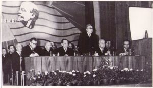 Всероссийская научная конференция нейрохирургов. Ростов-на-Дону 1969 год. Никольский В.А. третий слева в первом ряду. Профессор В.М. Угрюмов открывает конференцию